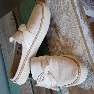 TOMS women sandal. Cream with bow. Size W8